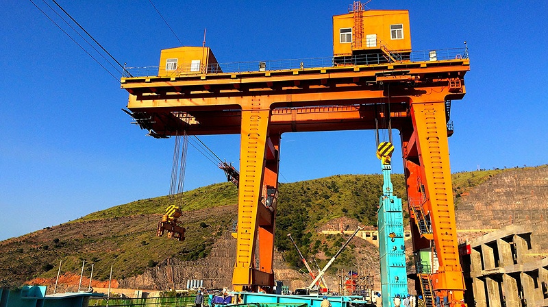 雙向門式啟閉機