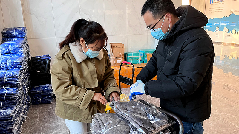 華東工控公司為員工發放新工裝