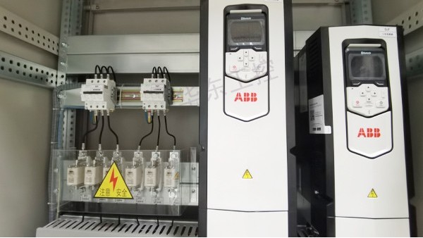 變頻控制柜：水處理行業(yè)的智慧動(dòng)力核心